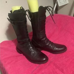 Remonte leather boot with zipper closure.